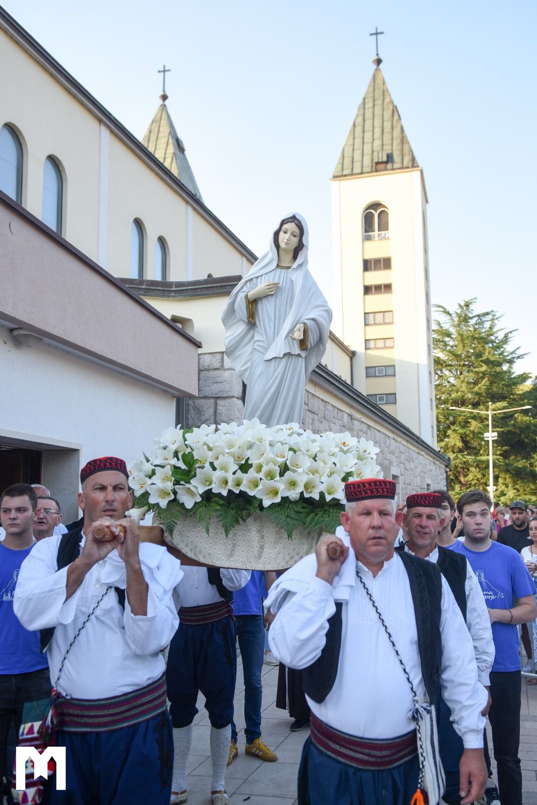 FOTÓ: Ünnepélyesen emlékeztek meg a Szűzanya jelenéseinek 45. évfordulójáról Međugorjéban – A megbocsátás és az új kezdetek helye