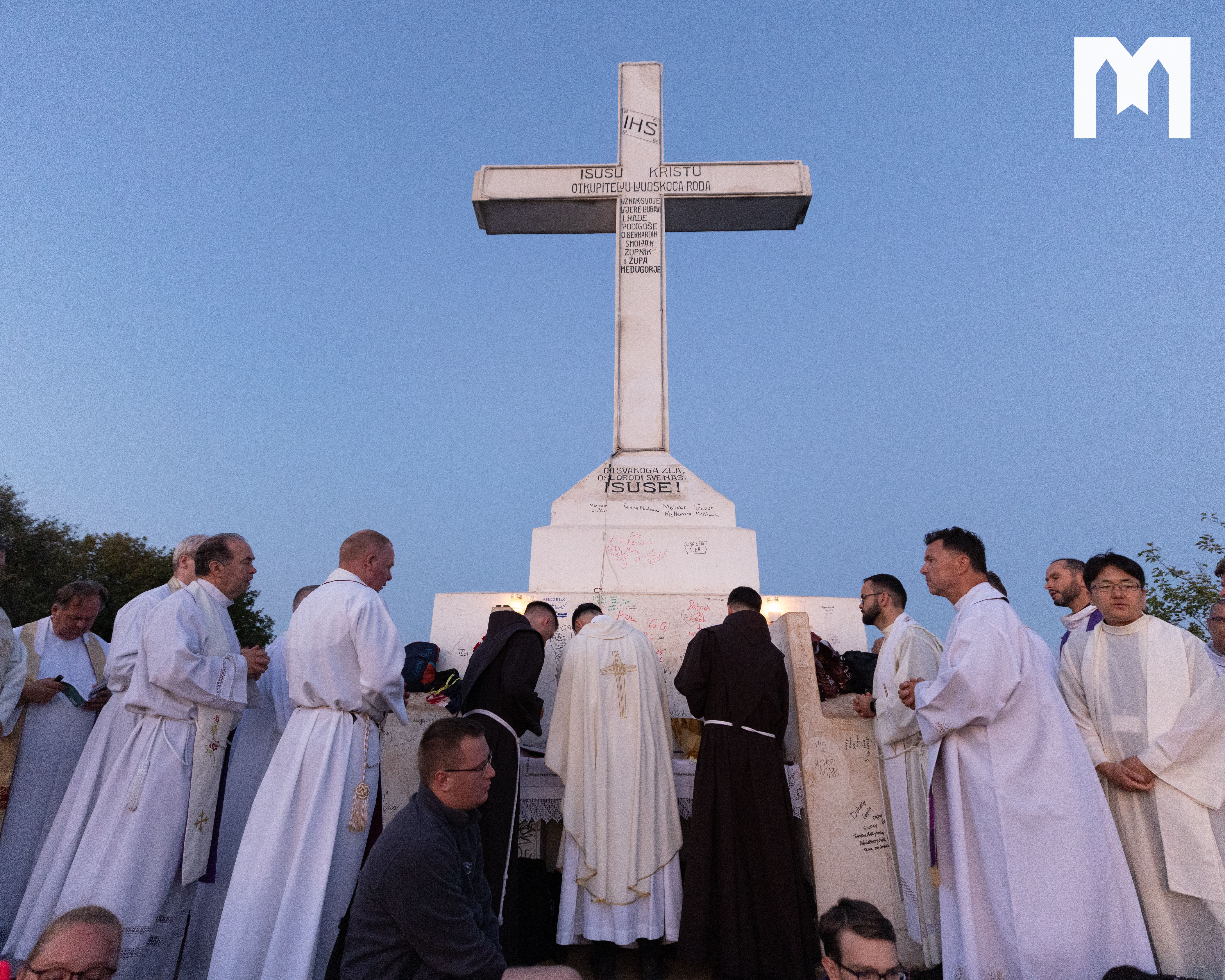 Pater Zvonimir Pavičić feiert zum Abschluss des 37. Jugendfestivals die Heilige Messe auf dem Kreuzberg: „Es ist immer schön, Gott nahe zu sein“