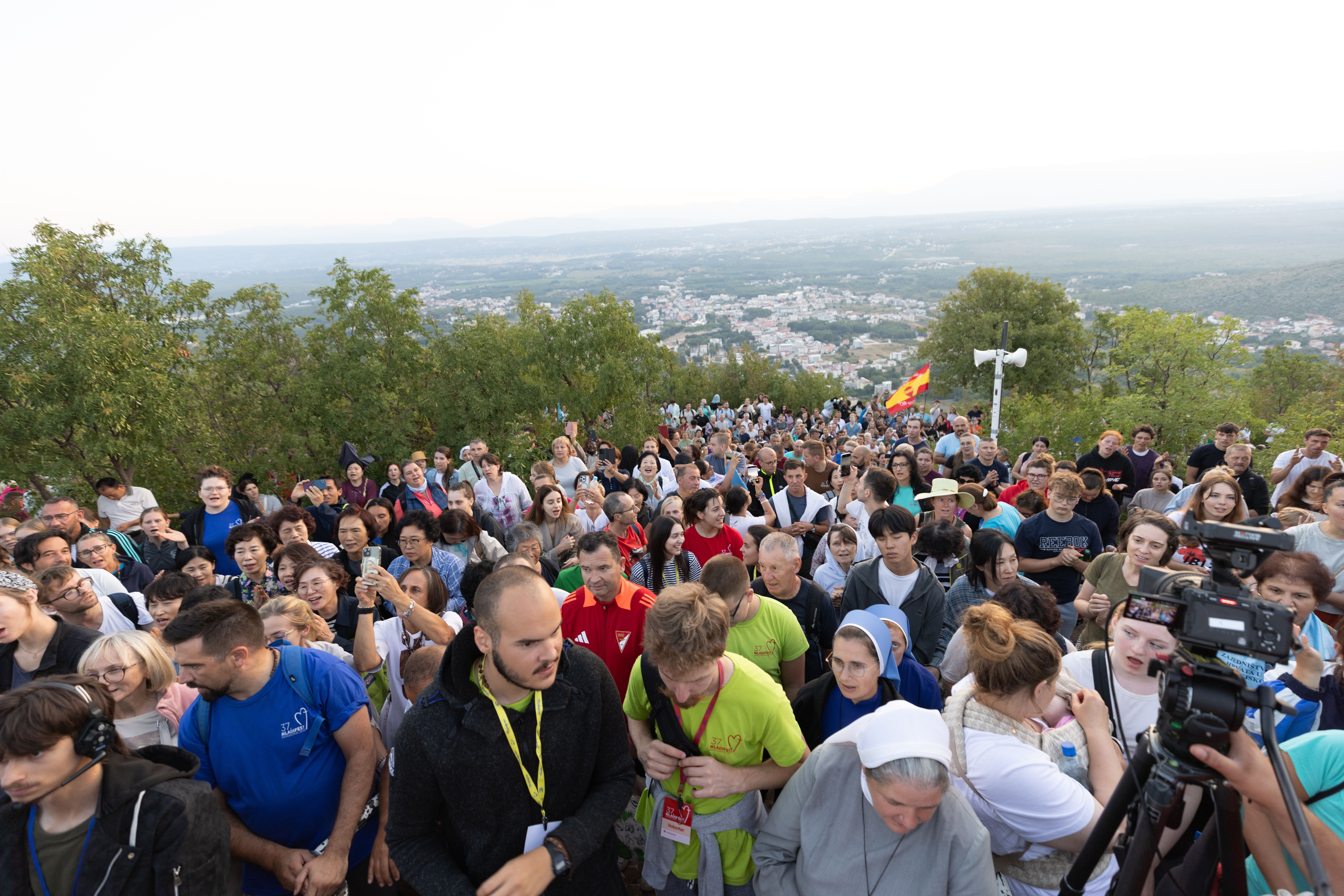 Pater Zvonimir Pavičić feiert zum Abschluss des 37. Jugendfestivals die Heilige Messe auf dem Kreuzberg: „Es ist immer schön, Gott nahe zu sein“