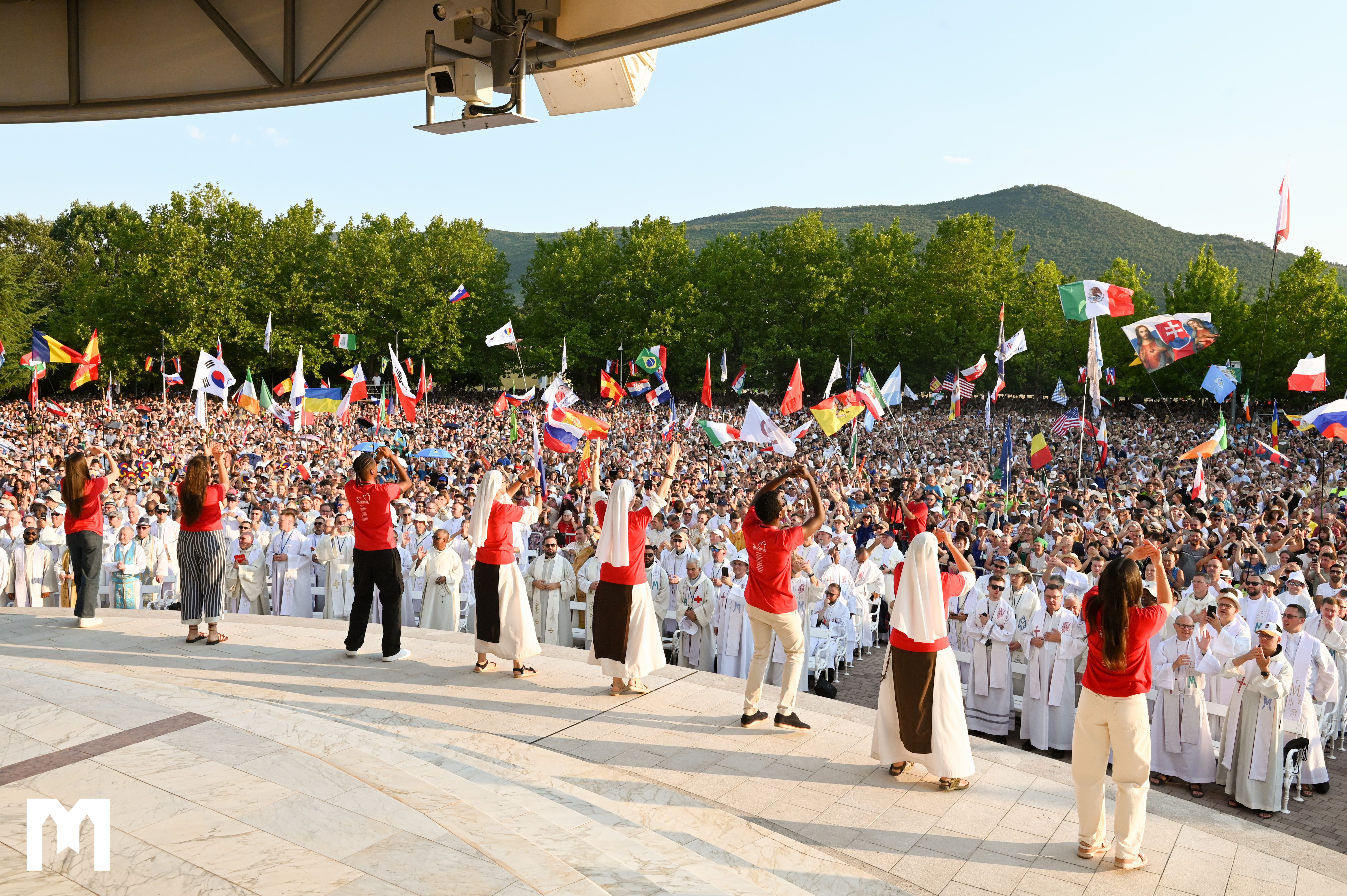 Počeo 37. Mladifest – Nuncij Chullikatt: Papa vas potiče da ne pristajete na prolaznu sreću