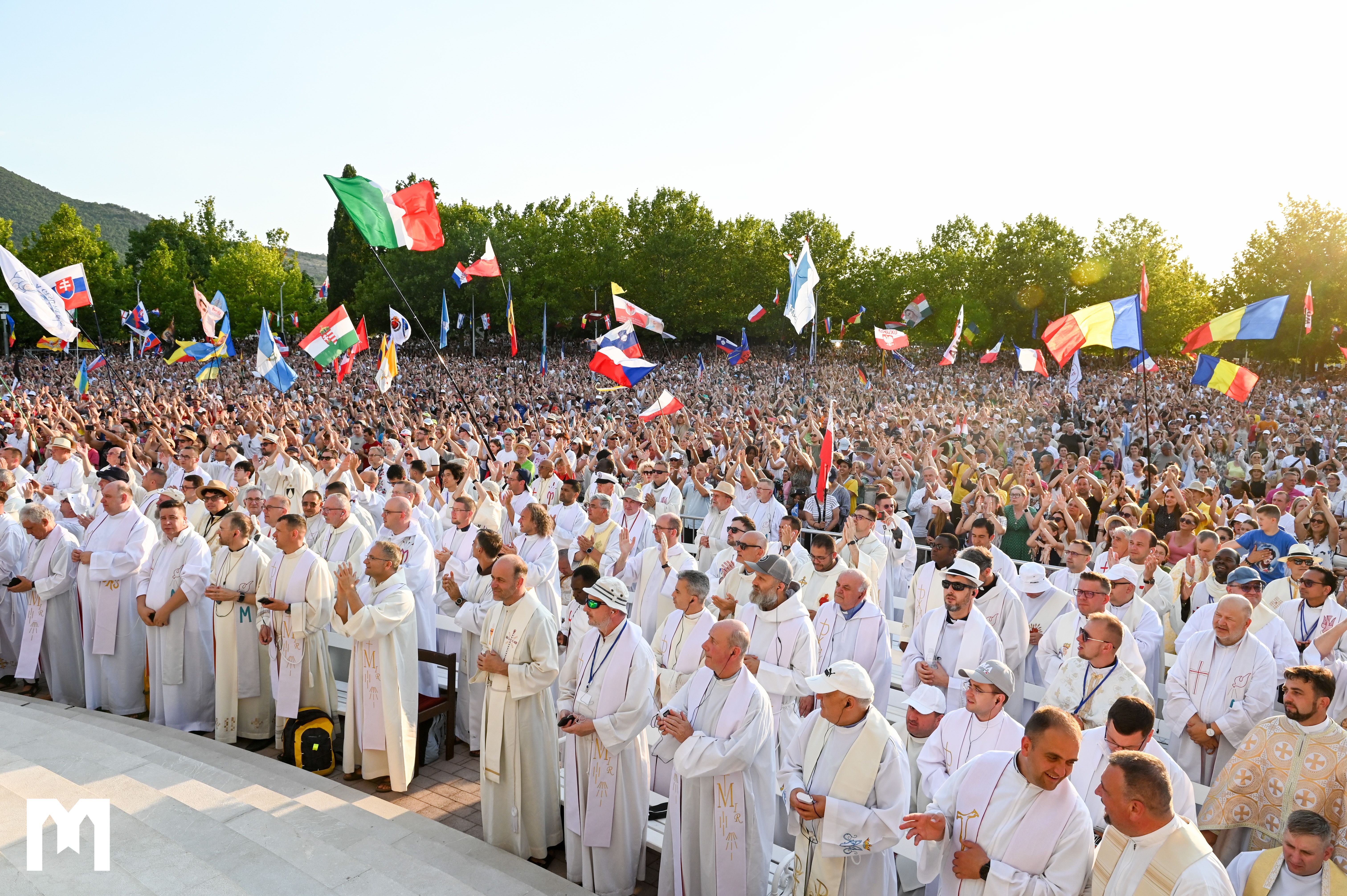 Počeo 37. Mladifest – Nuncij Chullikatt: Papa vas potiče da ne pristajete na prolaznu sreću