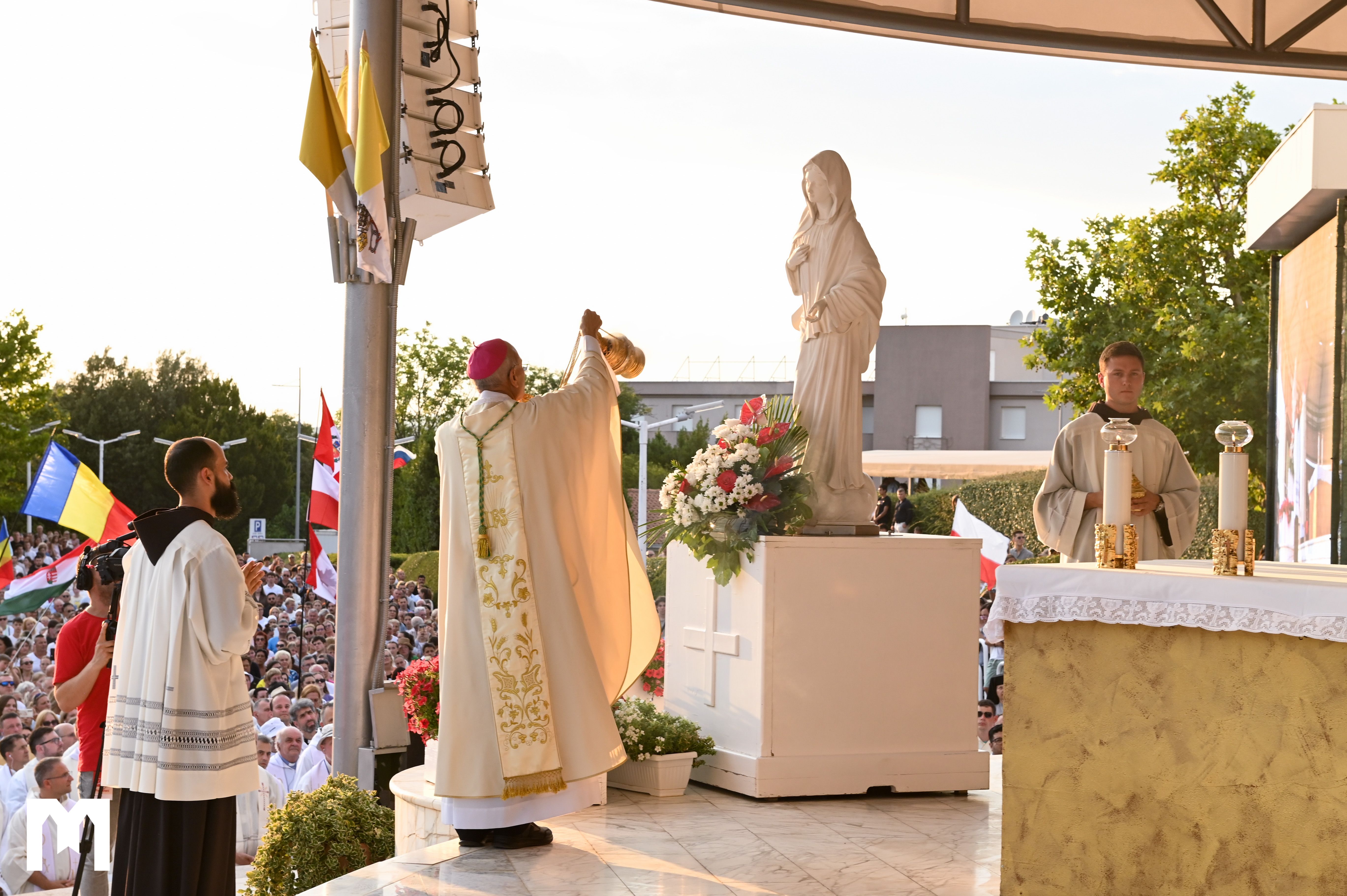 Počeo 37. Mladifest – Nuncij Chullikatt: Papa vas potiče da ne pristajete na prolaznu sreću