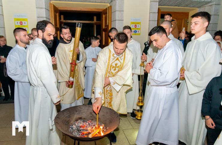 Szentmisék és szertartások Međugorjéban szent háromnapon és Húsvét ünnepén